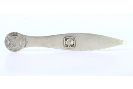 Abre cartas em prata com relevo de moeda no cimo e cruz na lâmina.